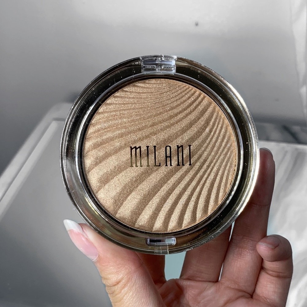 🦋2/$25🦋 MILANI DAY GLOW HIGHLIGHTER